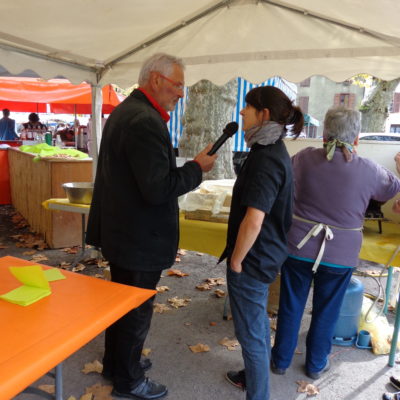 2 gourmands "disent"...et s'expriment au micro de l'animateur de la fête de la pomme de saurat en Ariége