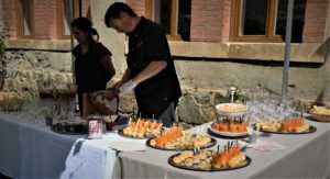traiteurs mariage en ariège servant un apéritif en exterieur