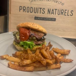 Burger du chef et ses frites maison dans la cuisine à roulettes