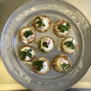 petits blinis crémeux & herbes fraiche pour apéritif traiteur ariége 