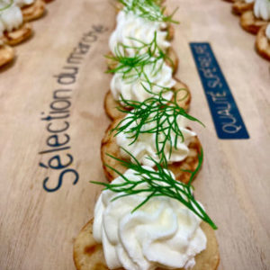 Mini blinis de chèvre frais et herbes fraiches de nos producteurs